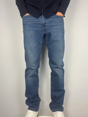 Levis 541 Vintage Jeans | Perfekt Skick! - Levi’s 541 vintage premium jeans Mellanblå tvätt i toppskick med klassisk helt perfekt passform. Färg: Mellanblå  Passform: Regular/Straight Storlek: W31 L34 | Mer som W32  Skick: A grade, perfekt skick och använda extremt lite.  Mått (±1 cm): A: 40 cm B: 108 cm C: 19,5 cm D: 29 cm Passar bra på modellen på bilden som är 189 cm lång och 82 kg, framförallt i längden.  Tveka inte att höra av dig vid frågor eller funderingar.  Skickas snabbt!