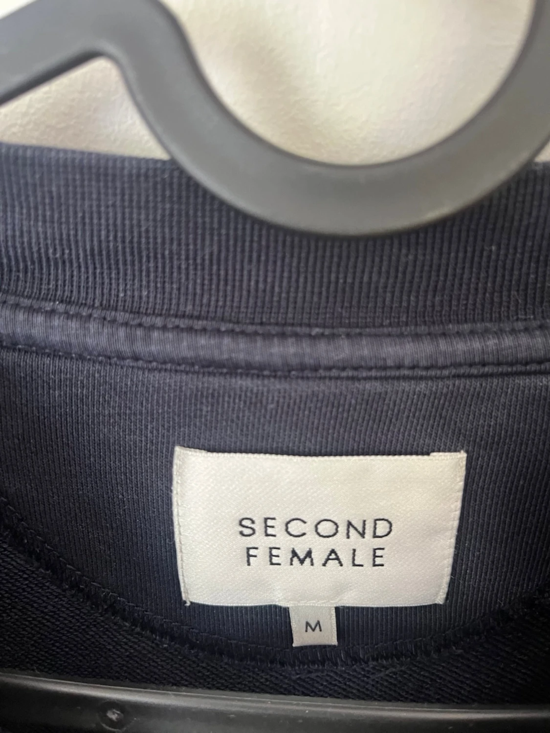 Mörkblå sweatshirt med puffärm från Second Female - 1