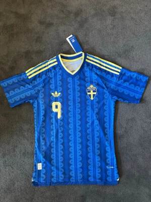 Sverige Vm 26/27 Isak 9 Player Edition - Fotbollströja med Isak på ryggen. Tröjan är helt ny med tagg kvar och i perfekt skick. Storlek L. Perfekt för dig som är supporter, samlar på fotbollströjor eller vill ha en snygg tröja till träning och vardag. 🔵 Helt ny med tagg 🔵 Skickas inom 24 timmar Vid intresse eller frågor är det bara att skicka 👍