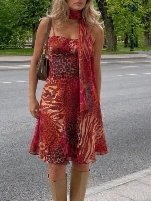 Fairycore vintage dress - Sommarens vackraste klänning med tillhörande scarf🥹💖 Ger bra support vid bysten Flowy och faller såå fint när man går💖 Köpt vintage i italien från ”Nientie” Storlek M   Byst 43 cm Längd 91 