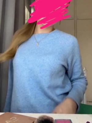 Ljusblå stickad tröja - Mysig ljusblå stickad tröja med rund halsringning och ribbade muddar vid ärmslut och nederkant. Perfekt för lager-på-lager och enkel att matcha med jeans eller kjol.