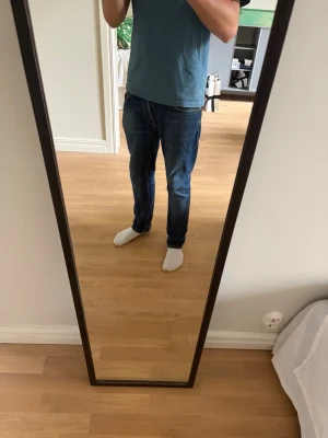 Nudie jeans, Grim Tim - Säljer nu dessa sjukt goa jeans från nudie I modellen ”Grim Tim”, jeansen har lagom slim fit och sitter bra. Säljer de pga att de inte passar mot längre. Köpta för 1950 och har inga defekter förutom ett pyttelitet hål bakom bakfickan som inte syns från nåt håll när man har på sig de (se sista bild). Hör av dig vid minsta fråga 