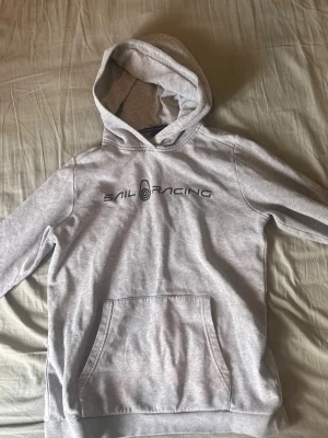 Grå hoodie från Sail Racing - Storlek 170