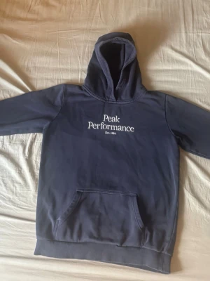 Mörkblå hoodie Peak Performance - Storlek 170