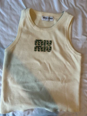  Miu Miu - Linne från Miu Miu med broderat gröna pärlor logotyp fram, aldrig använd bara provad