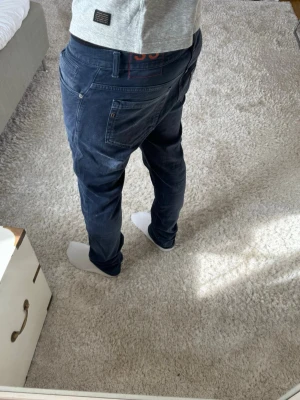 Dondup George jeans  - Dondup Jeans | skick 9/10 | Storlek 33 | Pris - 699kr | Modellen är ca 180cm lång | Hör av dig vid minsta fråga eller fundering!!