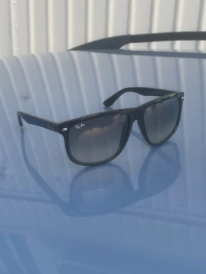 RayBan Boyfriend - ”Grisch” solglasögon perfekt till sommaren. Varsamt använda i en sommar. Nypris 1300kr.