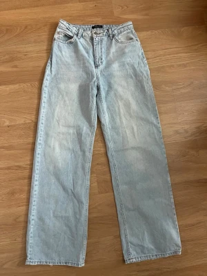 Ljusblå raka jeans med hög midja - Säljer ett par ljusblå jeans med rak passform och hög midja. 
