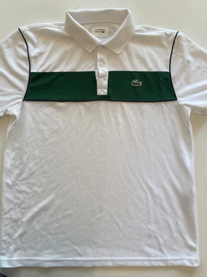 Lacoste Piké - Vit och grön Lacoste piké i mycket bra skick, aldrig använd men provad. M
