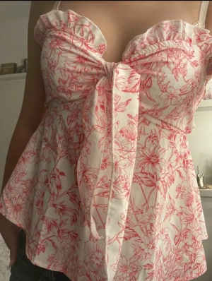 Unik tubetop - Supersöt, den har stretchiga band på insidan så att den sitter bra. Inga defekter förutom supersmå utstickande sömmar på insidan (syns alltså inte utanpå), kolla sista bilden.