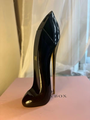 Carolina Herrera good girl org parfym 50 ml - Säljer denna Carolina Herrera good girl orginal parfym då den inte längre kommer till användning, ca halva kvar och har tyvärr inte lådan kvar💕