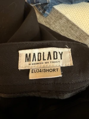 Madlady kostymbyxor  - Säljer dessa då de inte längre passar, de är i bra skick, dock lite noppriga men inget som syns om man ej kollar på nära håll💕💕