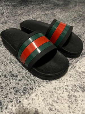 GG Slides - Feta gg slides har bara använt dom en gång storlek 41 men sitter mer som 42. Riktig sköna särskilt nu under sommaren.