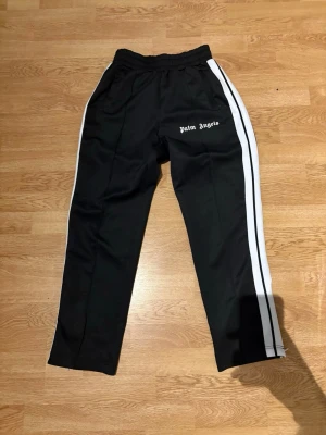 Palm Angels byxor S - (rep) Storlek S Palm Angels byxor i svart och vitt