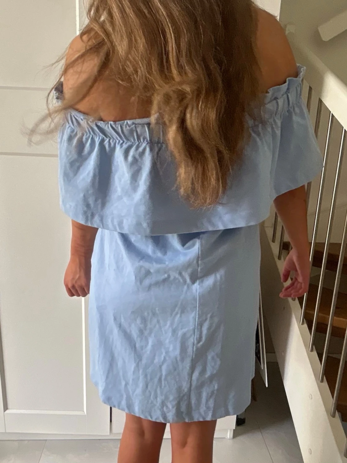 Ljusblå offshoulder klänning - 2