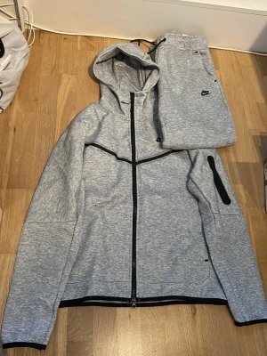 Grå Nike Tech  - Ny med etikett. Mått kan såklart skickas vid intresse 