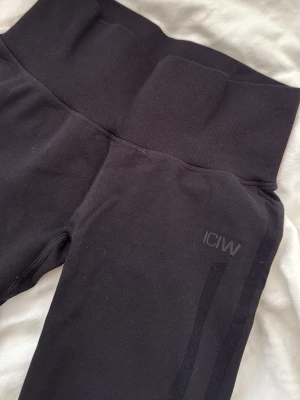Tränings tights - ICIW tränings tights med scrunch strl xs (oanvända)