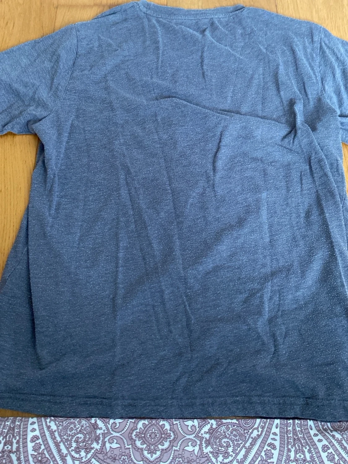 Grå t-shirt med tryck från SOC - 1
