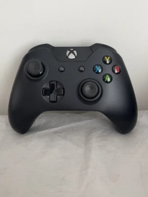 Xbox one kontroll (nyskick) - Kontrollen fungerar utan problem. Funkar även på series S & X.