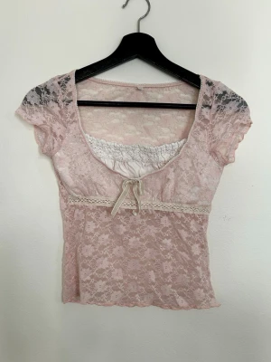 Rosa spetstopp med rosett - Världens sötaste topp! Står storlek M på lappen men är snarare XS/S