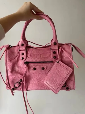 Rosa City handväska - Ej använd!  Extra band följer med såklart som ingår i väskan. 💕 Storlek 25x15x8 cm