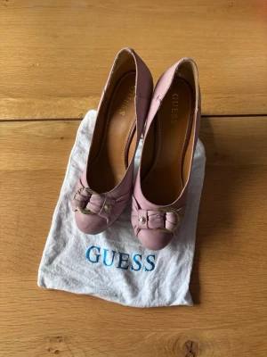 Vintage pumps från Guess - Storlek 40, klacken är cirka 12 cm. Skit snygga hög klackar från Guess, perfekta skor som ger en liten vintage touch på din outfit. Orginal påse tillkommer!🥰