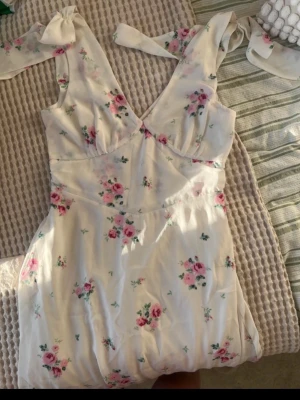 Vit blommig klänning - Fin klänning från bikbok storlek S🌸