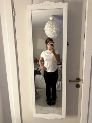 Svarta bootcut jeans med vita sömmar - Säljer ett par svarta bootcut jeans med vita kontrastsömmar. Jeansen har klassisk femficksdesign och normal midja.  storlek 36 från gina trioct lch passar folk som är 150cm