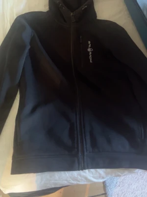  Sail Racing hoodie  - Svart hoodie från Sail Racing jätte fin skick:9/10 storlek: 160