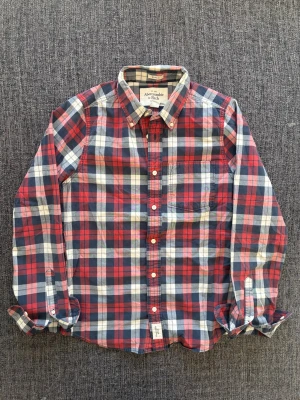 Abercrombie & fitch skjorta ~ vintage  - Sjukt eftertraktad Abercrombie & Fitch skjorta ~ rutig 2000’s modell som inte längre produceras | st M/true size | Rekomenderad längd mellan 173–185cm | färg röd/blå | klassisk passform | OBS kan gå ner lite i pris vid snabb affär! 🏄