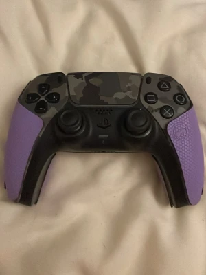 Ps5 kontroll - En ps5 kontroll med extra grip i camoflage färg.