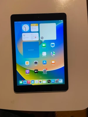 Apple ipad 5, 32GB, iOS 16.7.16, funkar bra, ladda ner appar, inte låst iCloud  - Apple ipad 5, 32GB, iOS 16.7.16, funkar bra, ladda ner appar, inte låst iCloud 