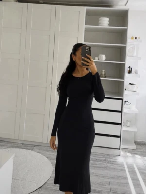 Backless dress - Säljer denna eleganta svarta långklänning med öppen rygg från Gina Tricot då den tyvärr inte kommit till användning. Helt ny och med prislappen kvar 🖤  En stilren och riktigt snygg klänning som passar perfekt till fest, event eller finare tillfällen öppen rygg ger en extra elegant och trendig look!
