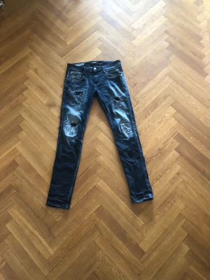 Replay anbass  - Säljer dessa mörkblå Replay anbass med feta slitningar. Bra kvalitet och snygga detaljer. Skick 8/10 och priset endast 599.