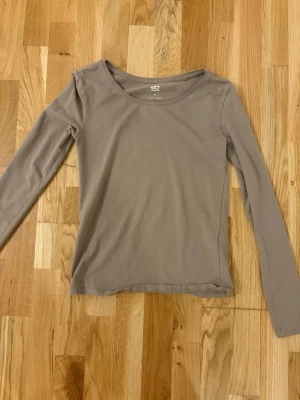 Beige långärmad topp från 157 - Beige långärmad topp i strl xs från lager 157 med rund halsringning. Helt oanvänd. Pris kan diskuteras💞