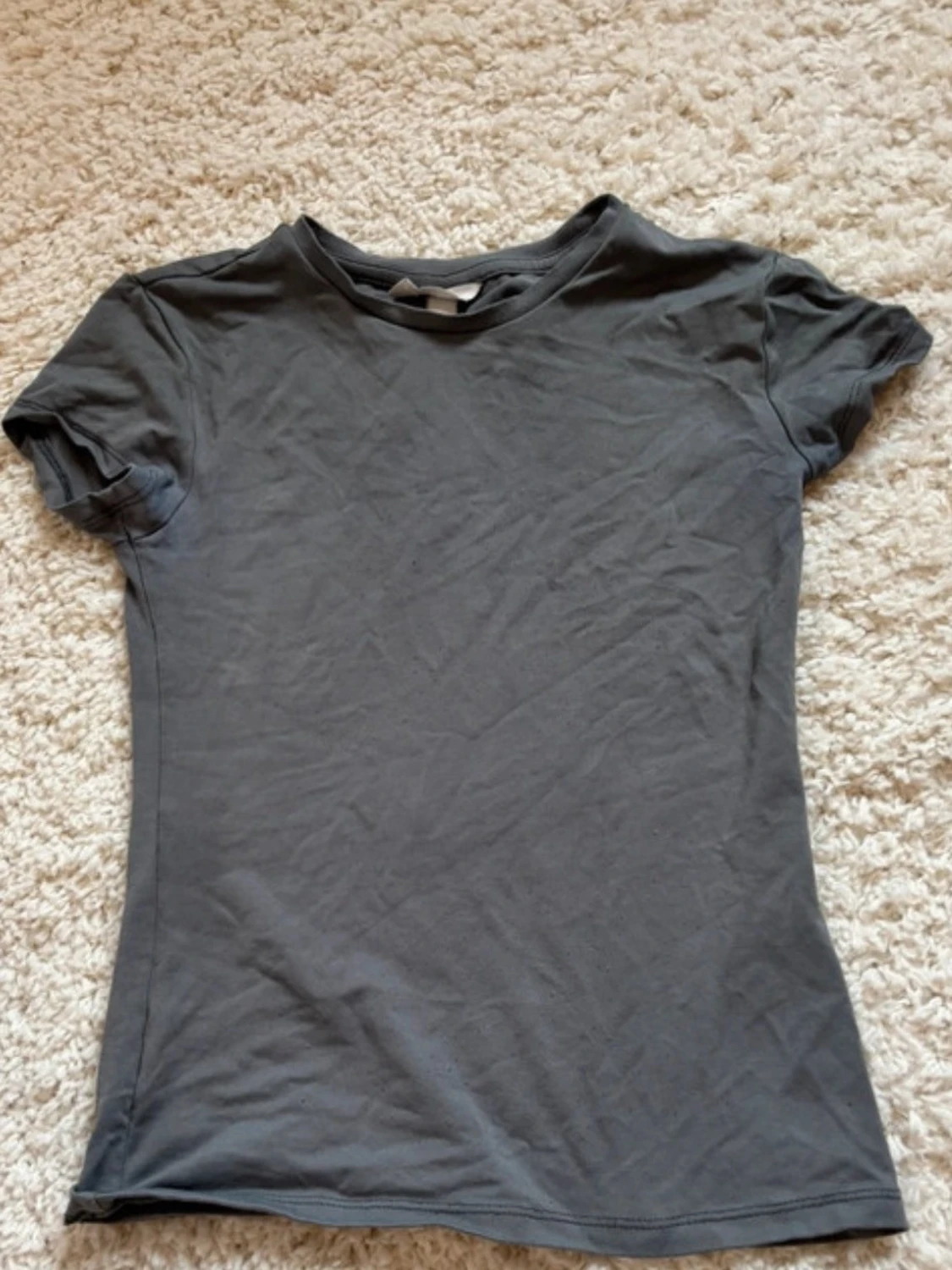 Mörkgrå basic t-shirt