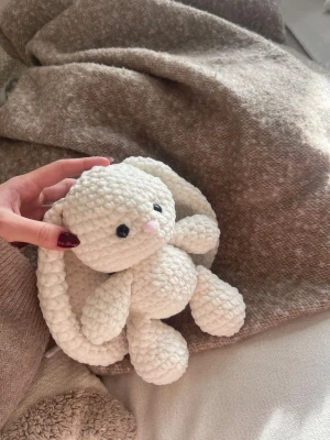 Handgjorda virkade gosedjur. - Virkar så mycket så lika bra att få lite sålt! Gör mer än det som finns på bilderna så bara att skriva djur, färg och storlek så fixar jag! Tar ca 300 beroende på storlek💓