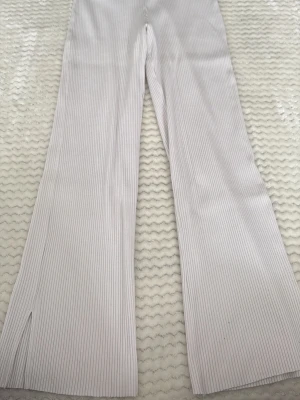 Vita ribbade leggings från H&M - Säljer ett par vita ribbade leggings från H&M Basics. De har utsvängda ben, diskreta slitsar nertill och är tillverkade i ett mjukt stretchigt material. Perfekta för en chill och trendig look.