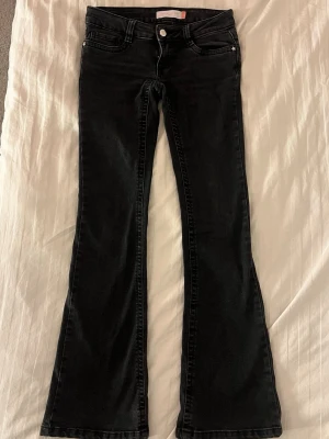 Svarta Jeans - lågmidjade bootcut jeans från din vintage store. köptes och har använts under våren, har inga störta defekter, men tecken på användning🩷skriv privat för fler frågor och skicka gärna prisförslag🩷