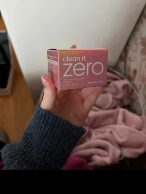 Banila Co Clean It Zero rengöringsbalm - Clean It Zero 3-in-1 rengöringsbalm från Banila Co. Perfekt för att ta bort smink och rengöra huden på djupet. Innehåller 25 ml och har en kompakt, fyrkantig form.