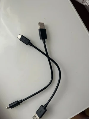 Svarta USB till USB-C kablar Sony - Två svarta laddkablar från Sony med USB-A till USB-C kontakter. Perfekta för laddning eller dataöverföring till mobiltelefoner och andra enheter med USB-C port. Kablarna är tunna och flexibla med plastad yta.