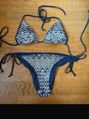 Hm bikini  - Så snygg älskar mönstret. Storlek 40 i båda men liten i storleken så kanske mer som en 38. Äldre modell från hm. 