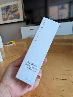 Stay All Day Setting Spray - Stay All Day Setting Spray från Make Up Store ger en airbrushed finish och håller din makeup på plats hela dagen. Kommer i en stilren vit förpackning med diskret mönster. Perfekt för dig som vill ha en fräsch look som håller länge.