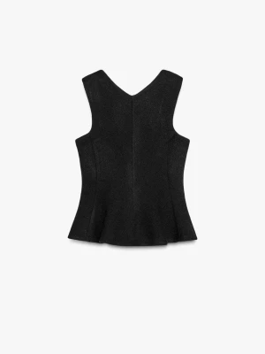 Svart ärmlös topp - Snygg svart topp med v-ringad hals och figurnära passform. Toppen är ärmlös och har en lätt utsvängd nederkant som ger en cool siluett. Perfekt att styla med jeans eller kjol för en trendig look.