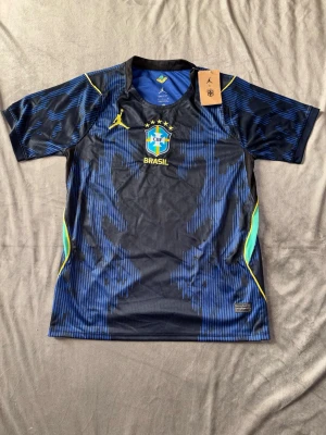 Brasilien fotbollströja  - Perfekt fotbollströja för alla Brasilien fans! Passa på att köpa nu när VM dragit igång!