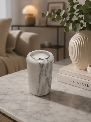 Marmorerat blockljus i cylinderform - Säljer ett stilrent blockljus i cylinderform med marmorerad yta i vitt och grått. Ljuset har en modern look och passar perfekt som inredningsdetalj på soffbordet eller hyllan. Materialet är troligtvis paraffin med ett hölje som liknar marmor.