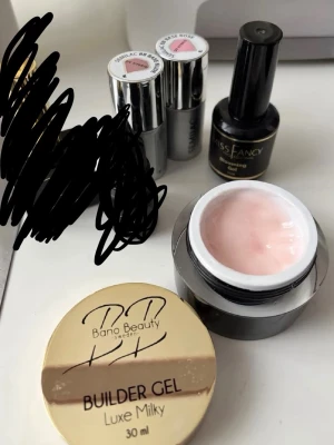 Nagelkit med gel och lack Bano Beauty - Nagelkit med produkter från Bano Beauty, Miss Fancy och semilac. BB från semilac är oöppnade, gelen inte mycket använd, och även en painting gel som jag glömde ha med i bild som knappt är använd. Blooming gelet är jag osäker om men inte så mycket använt. BB: 75kr/st. Blooming gel: 50kr, painting gel: 75kr, och gelen för 200kr eller allt för 400