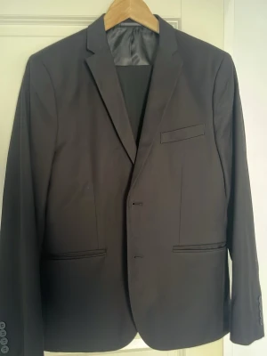Svart kavaj från H&M Slim Fit - Stilren svart kavaj från H&M i modellen Slim Fit… byxor tillkommer.