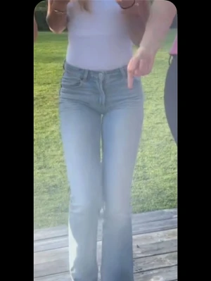 Ljusblå jeans från Zara - Säljer mina fin fina jeans ifrån Zara i storlek 32. Med en medelhög midja. 😗💕