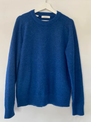 Stickad tröja  - Säljer denna riktigt snygga stickade tröja från Selected. I storlek S i mycket bra skick 